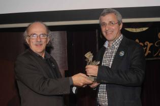 Fernando Valverde, presidente de CEGAL, entrega el Premio Libro Kirico a Fernando Diego, editor de Libros del Zorro Rojo