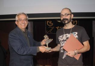Antonio Rodríguez Almodóvar entrega el Premio Libro Kirico a Davide Cali